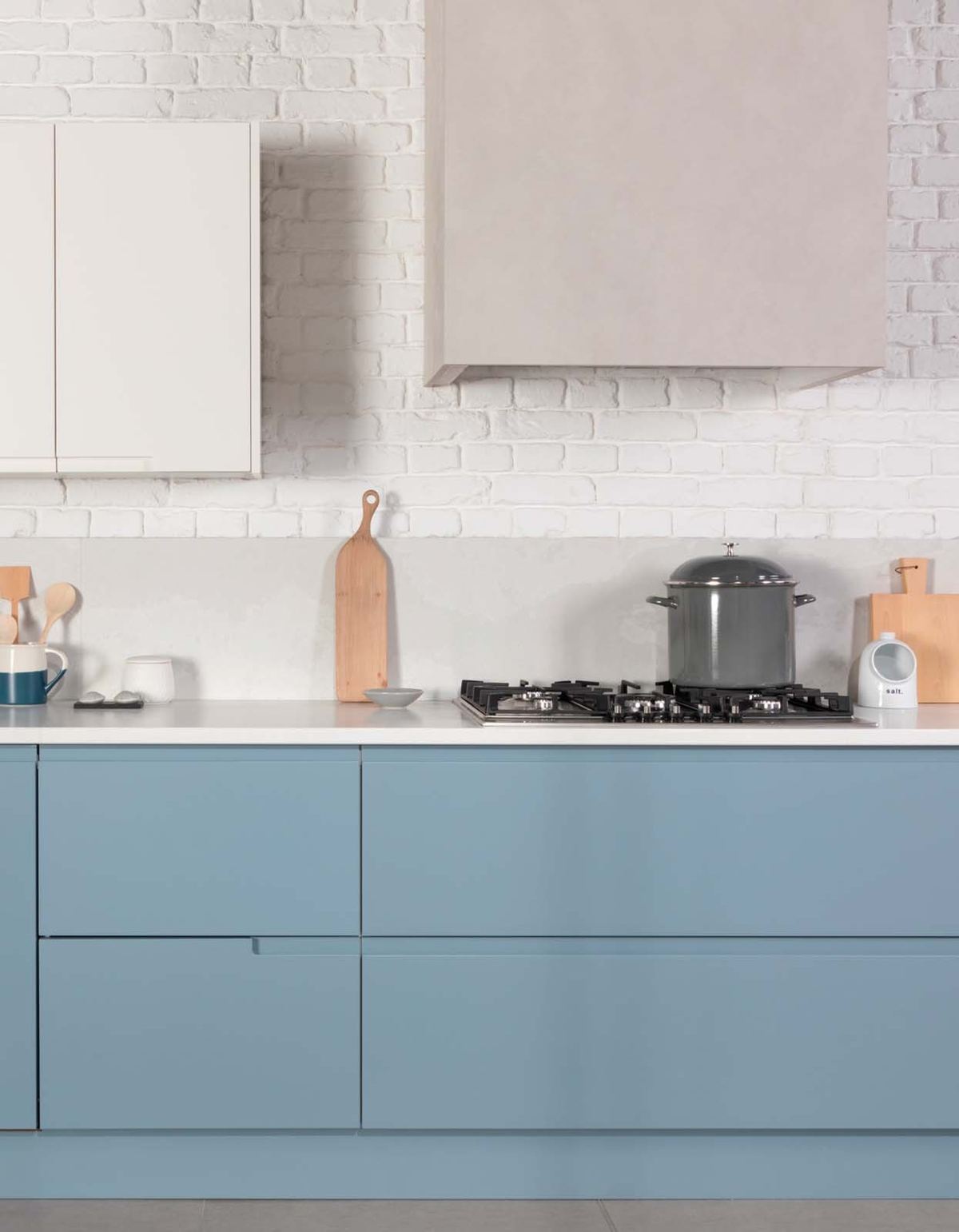 Remo kitchen in Matt Cadet and Matt Porcelain